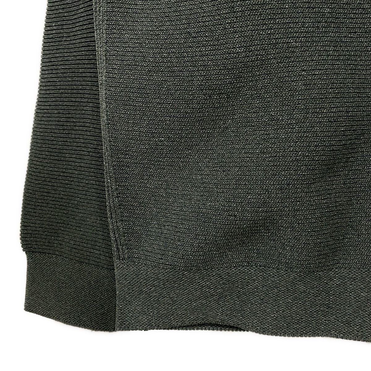 ダークグレー ニット