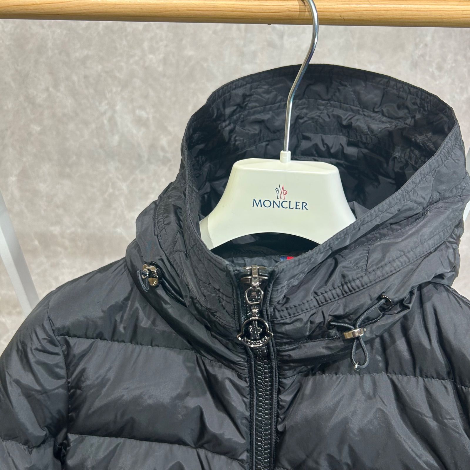 美品】 MONCLER モンクレール ダウンジャケットペプラムネセアNESEA 黒