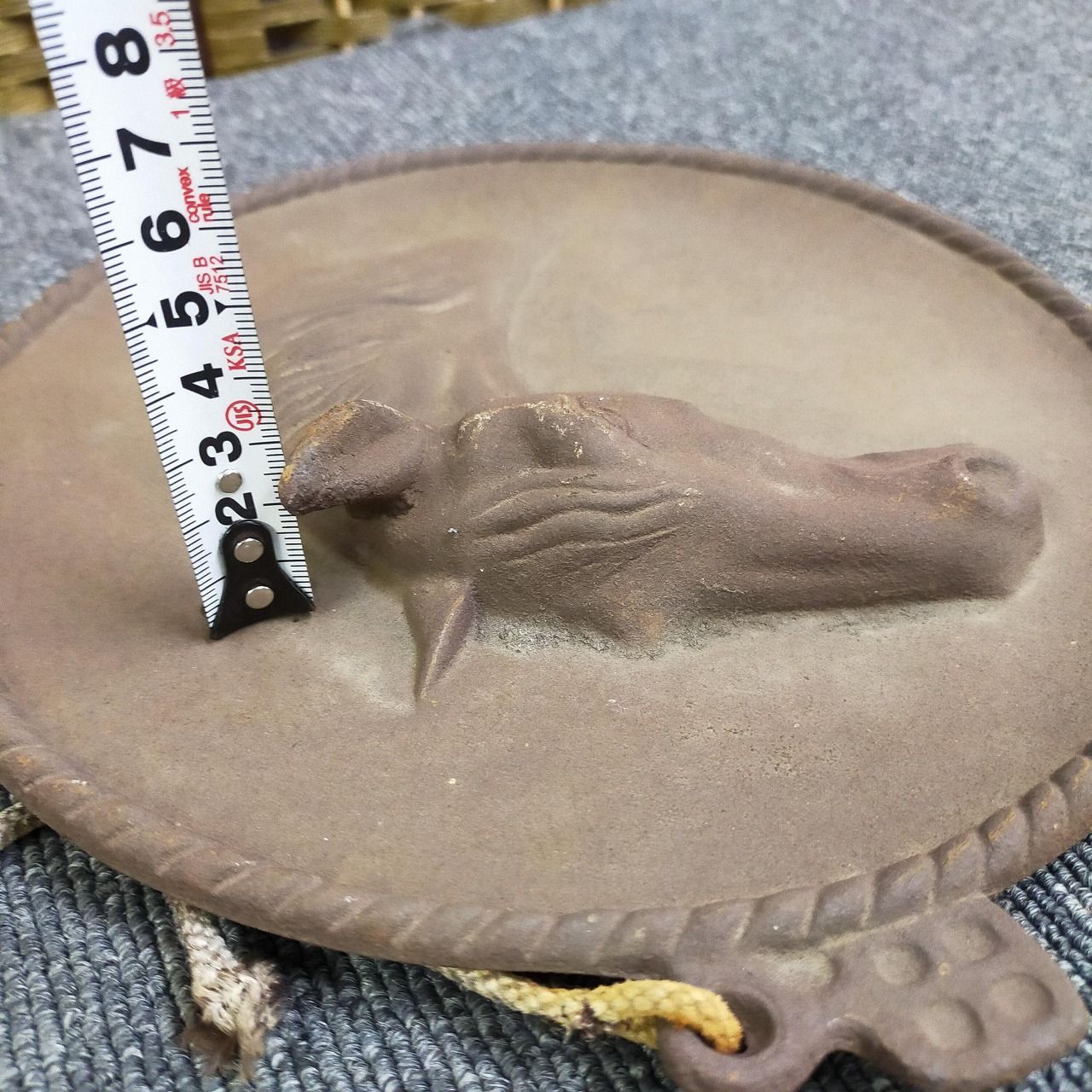 E16-20251111-04 馬 レリーフ 鋳物 壁掛け プレート 記念品 鉄製 約