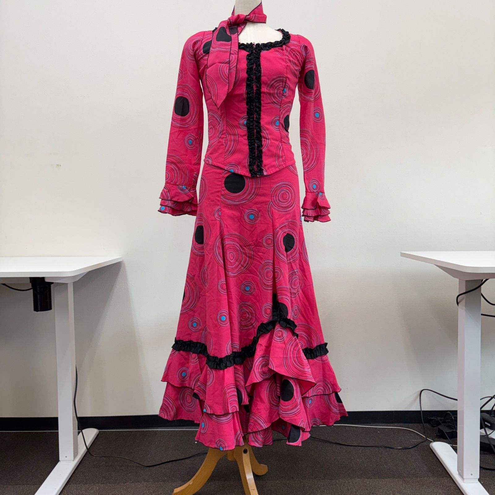 フラメンコ衣装 ツーピース フリル ピンク 渦巻き 長袖