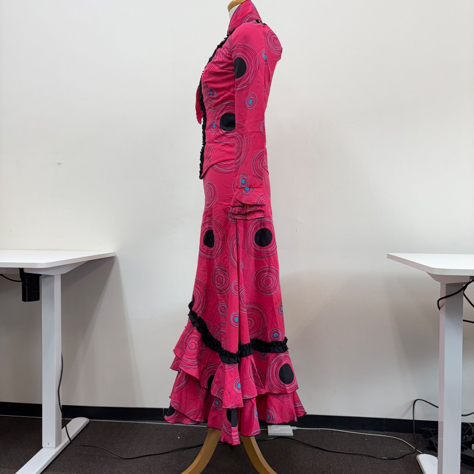 フラメンコ衣装 ツーピース フリル ピンク 渦巻き 長袖