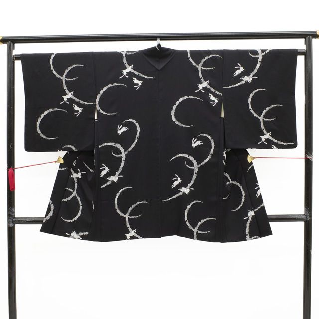 羽織 リサイクル 正絹 袷 黒地 ブラック系 うさぎ ウサギ 兎 雪輪 三日月 鹿の子柄 地紋 格子 カジュアル 春 秋 冬 仕立て上がり 身丈89 裄丈64 Ｓサイズ ハオリモノ みやがわ sb 16599