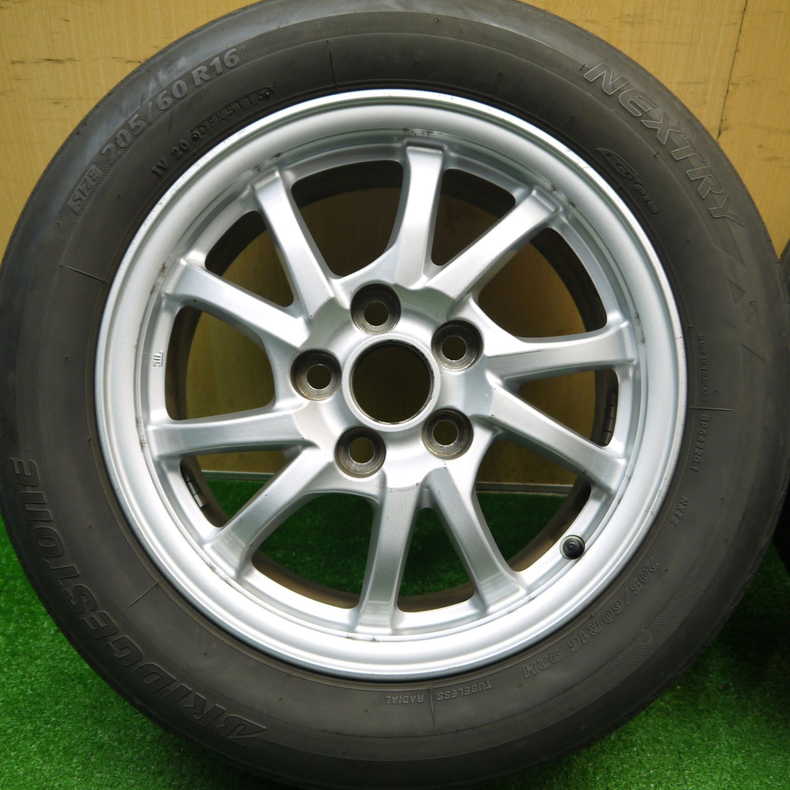バリ溝 9 5分 トヨタ プリウス α 205 60 R 16 ブリヂストン ネクストリー エコピア トーヨー トランパス MPZ 16インチ PCD 114 3 5 H ノ