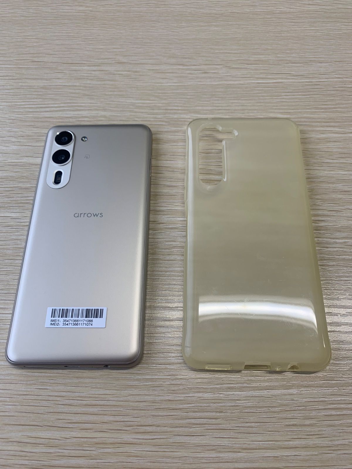 ★ドコモ arrows We2 Plus★数回使用美品★シャンパン★F-51E★ FCNT arrows We2 Plus F-51E docomo [シャンパンシルバー] 価格比較