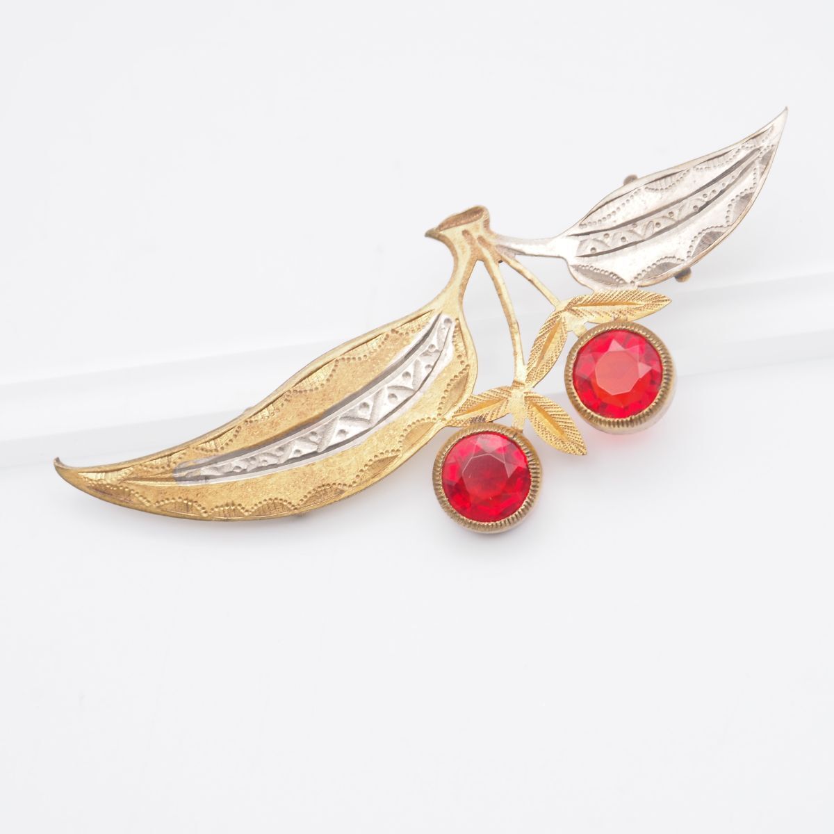 H 945 レッドストーン風 帯留め さくらんぼ チェリー 彫刻 ゴールド デザイン シルバー 和装小物