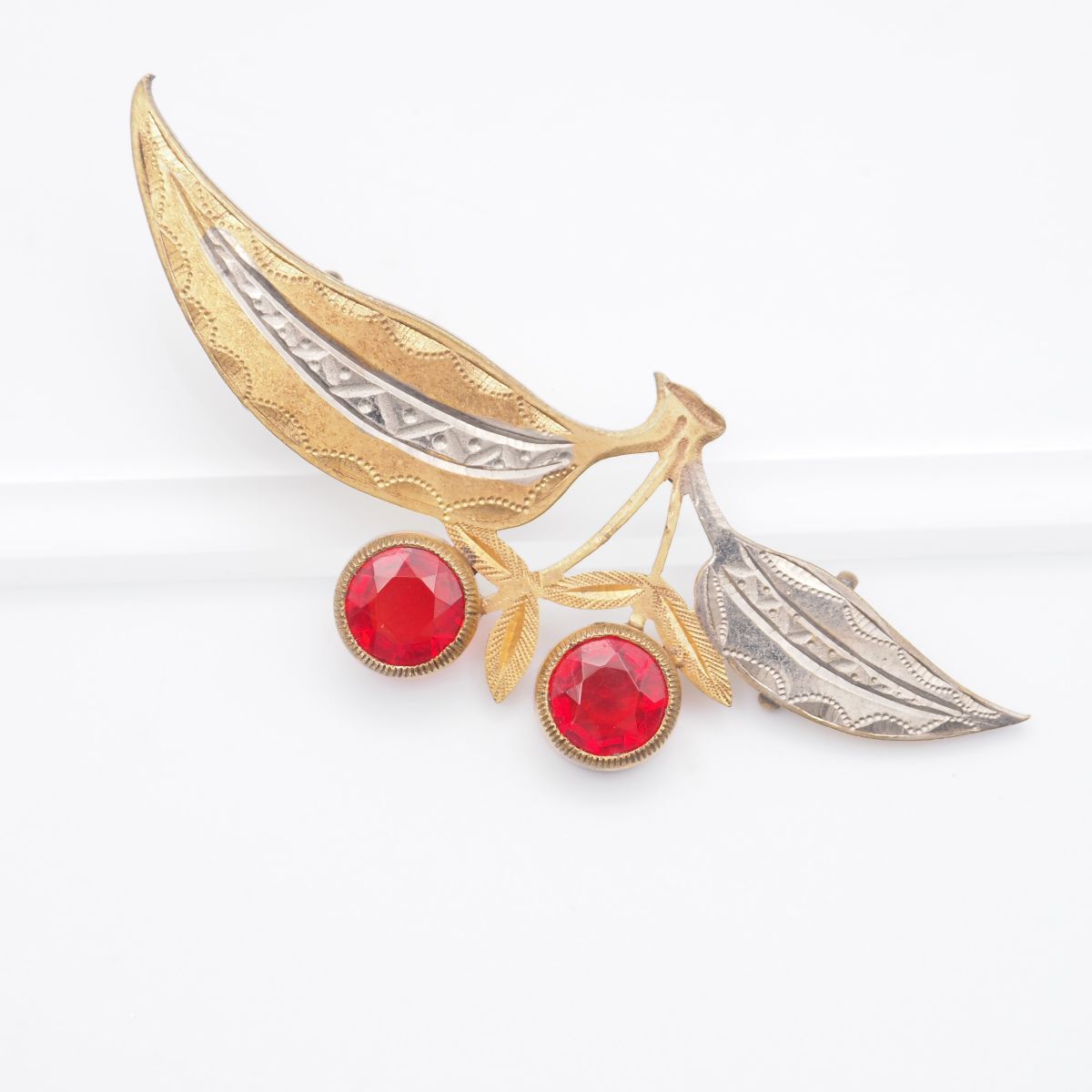 H 945 レッドストーン風 帯留め さくらんぼ チェリー 彫刻 ゴールド デザイン シルバー 和装小物