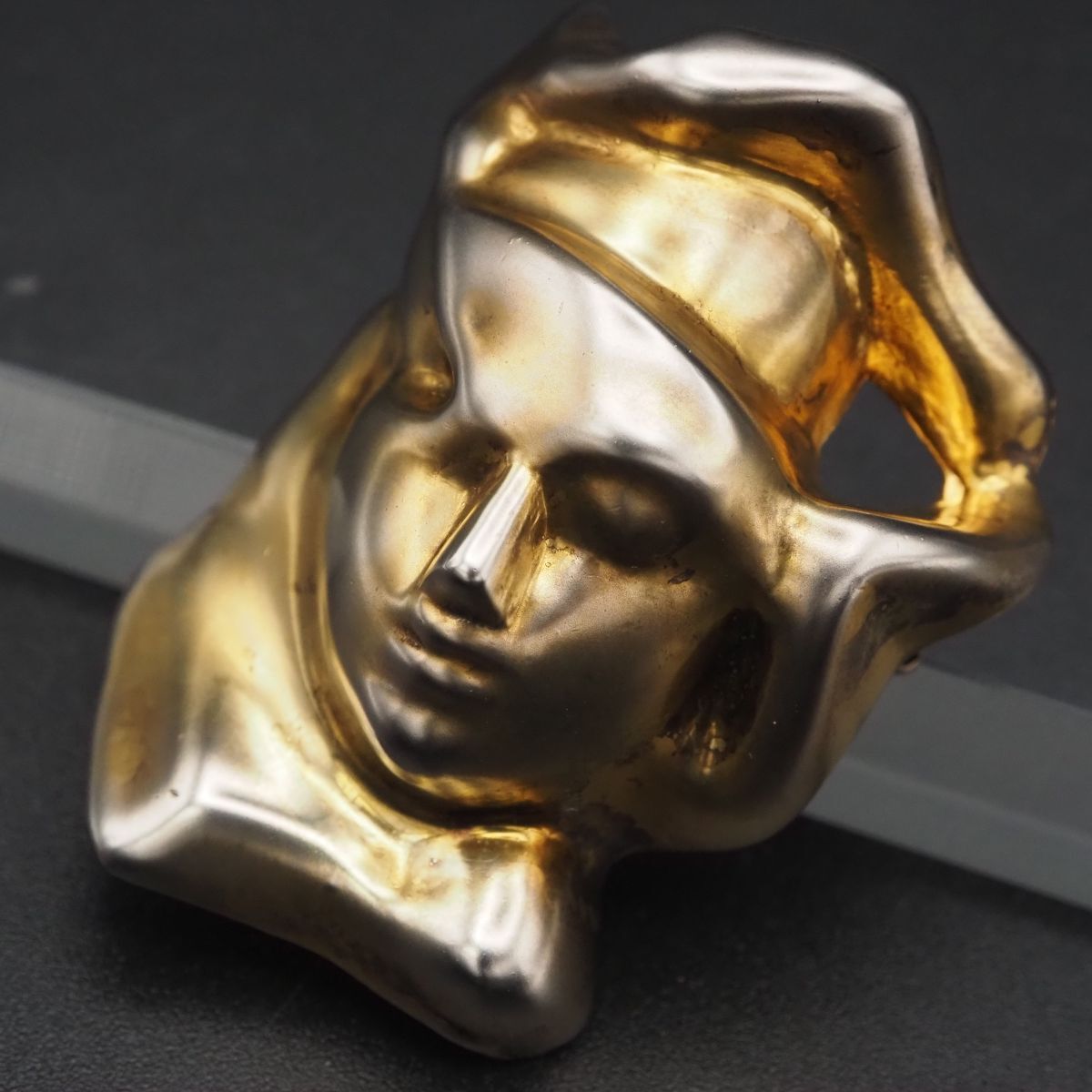 H 846 EAU DU SOIR オードゥソワール ブローチ 女性横顔 ゴールド デザイン コスチュームジュエリー シスレー