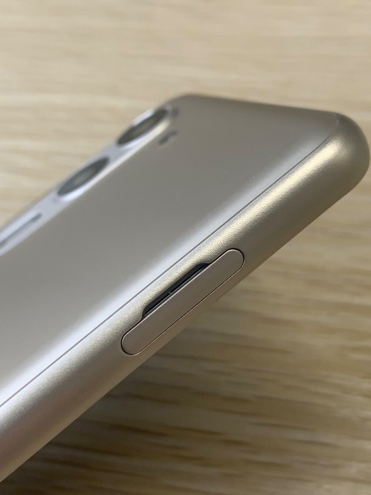 美品 ドコモ arrows We2 Plus 数回使用 シャンパン F-51E A681③