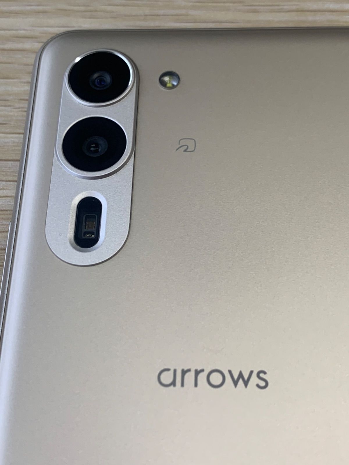 美品 ドコモ arrows We2 Plus 数回使用 シャンパン F-51E A681③