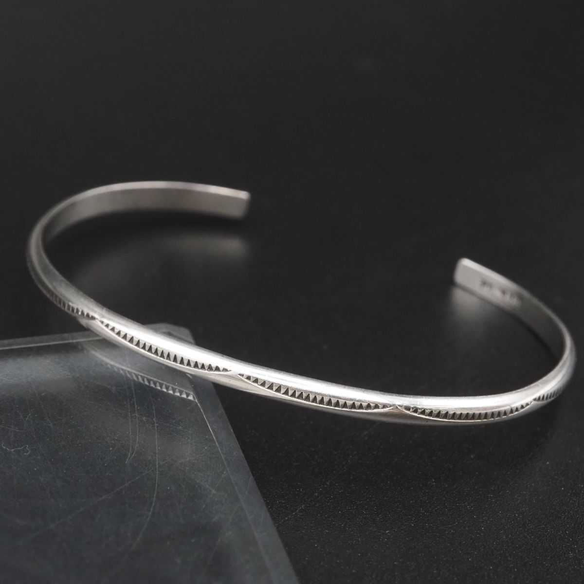 H 590 ナバホ Elaine Tahe作 STERLING刻印 バングル スタンプワーク デザイン シルバー 腕輪 インディアンジュエリー