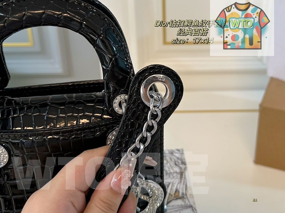 満ストーンボタンとアリゲーター柄のハンドバッグ