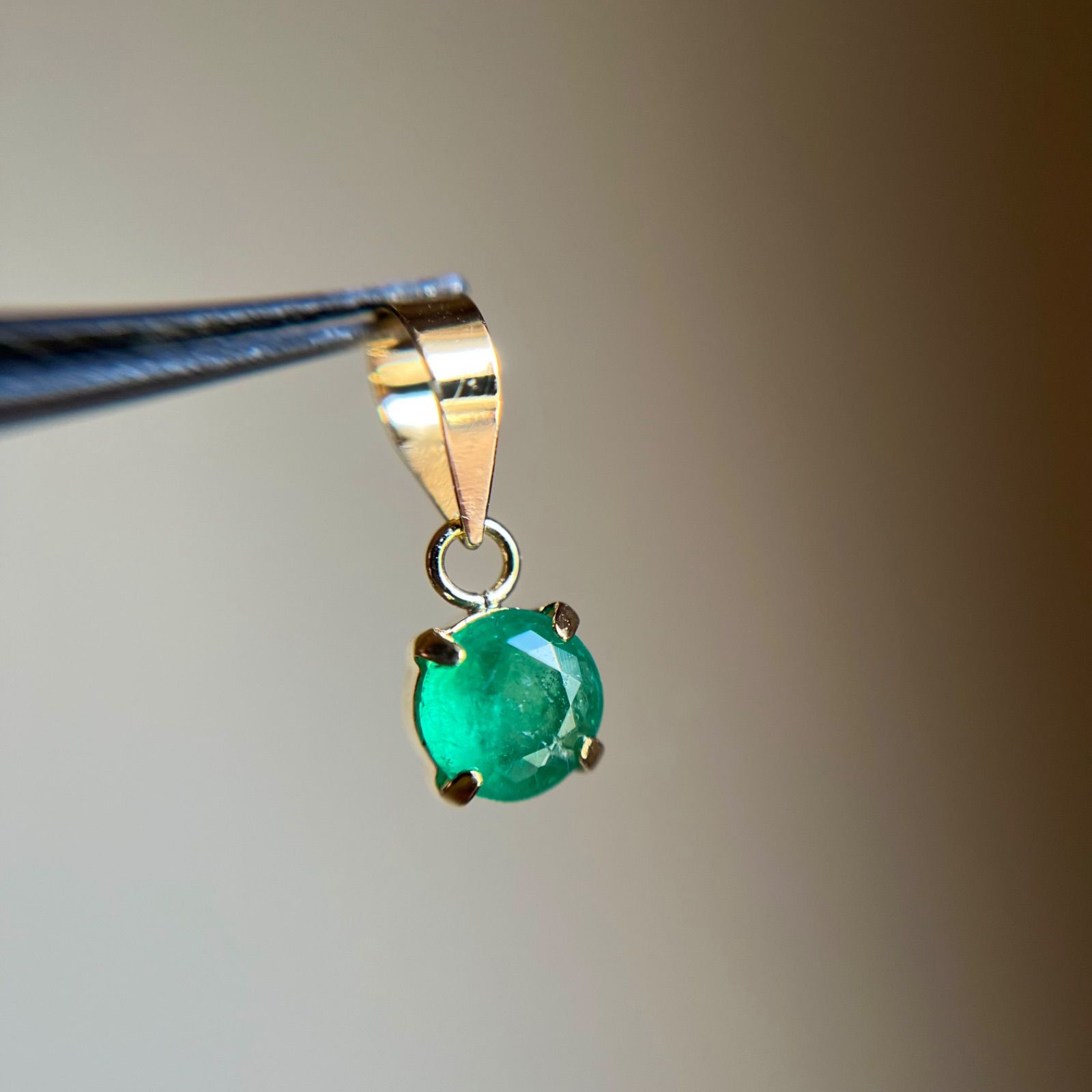 K18エメラルド　ペンダントトップ　チャーム　18金　カラーストーン　天然石 楽天市場】【SALE】エメラルド ペンダントトップ K18（スクエア A