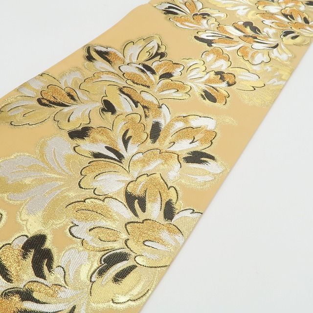 金色に咲き誇る晴れの日の華