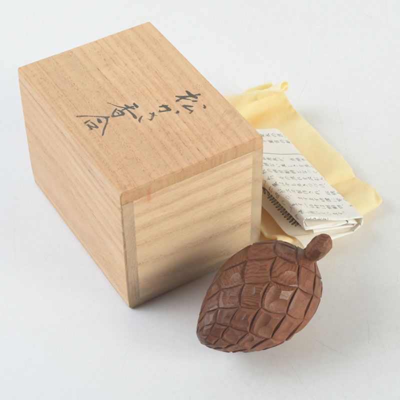飛騨一位一刀彫 津田彫刻 津田亮友作 松かさ香合 共箱 C S234 - メルカリ