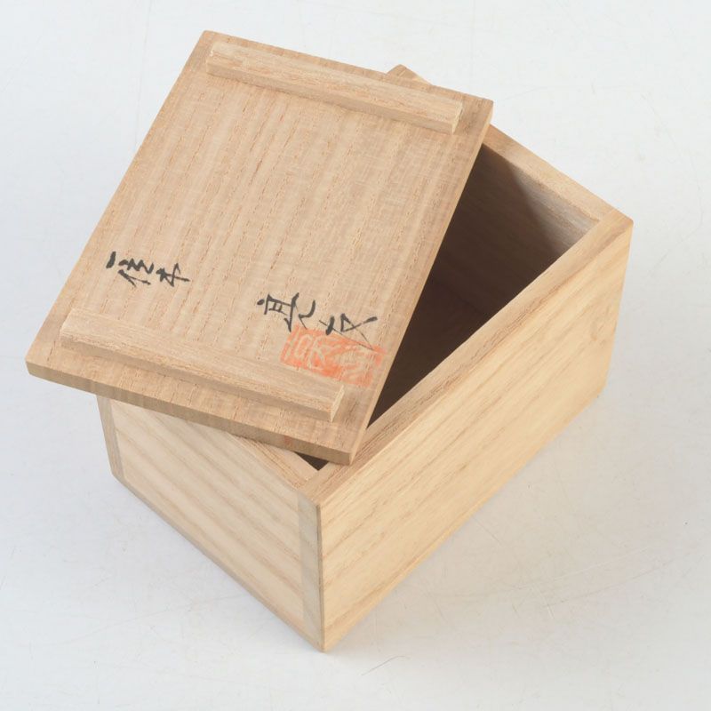 飛騨一位一刀彫 津田彫刻 津田亮友作 松かさ香合 共箱 C S234 - メルカリ