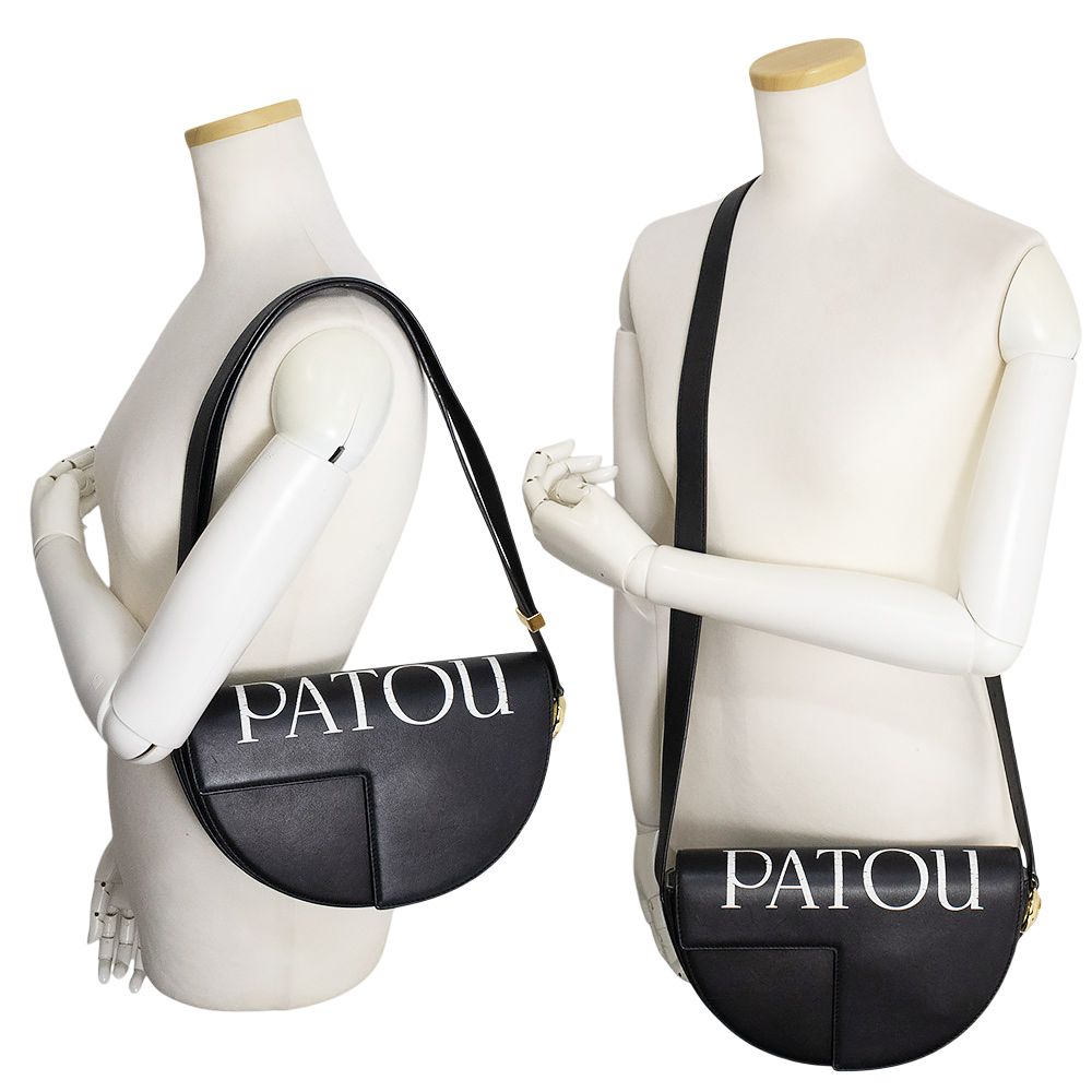 発見のある パトゥ ロゴプリント ショルダーバッグ 斜め掛け カーフスキン レザー ブラック ゴールド金具 BA0225000900B PATOU
