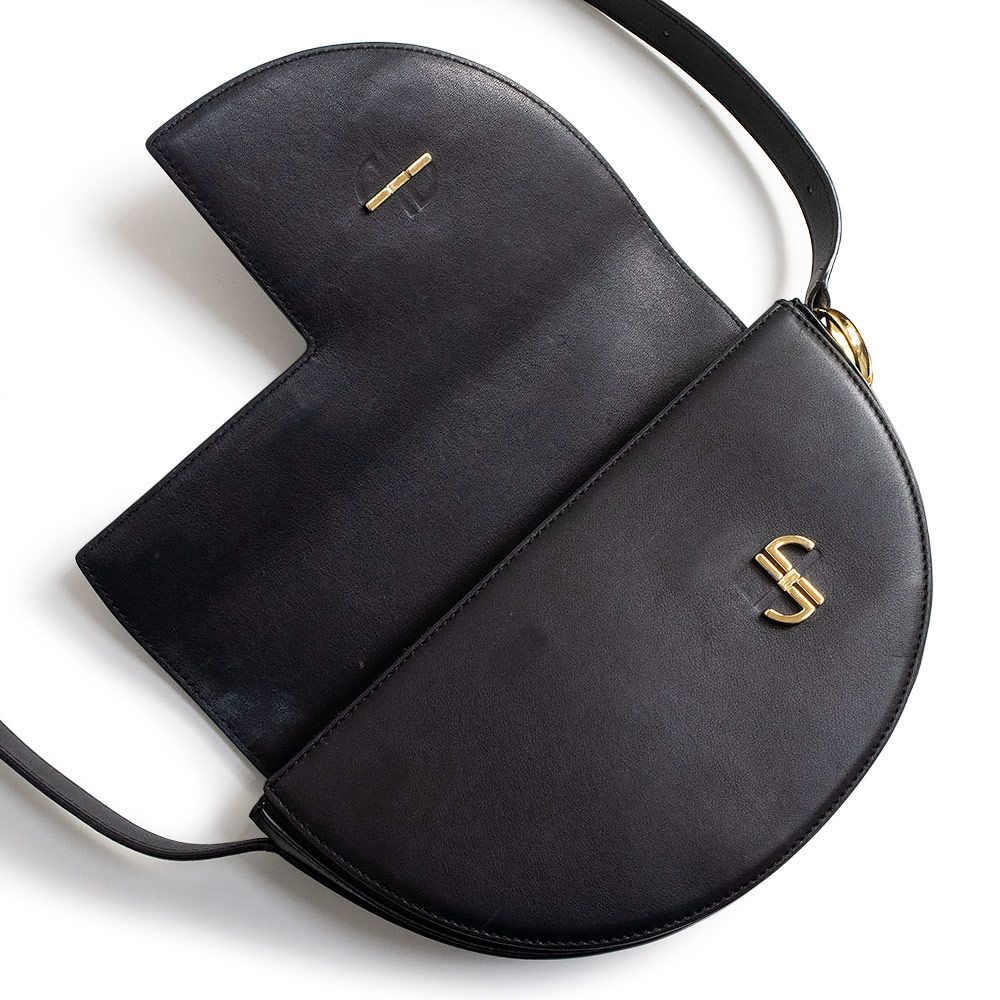 パトゥ ロゴプリント ショルダーバッグ 斜め掛け カーフスキン レザー ブラック ゴールド金具 BA0225000900B PATOU