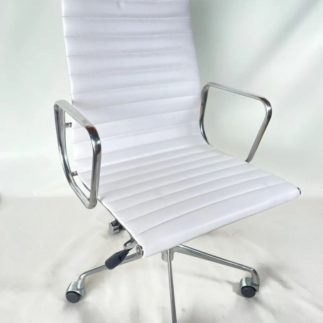 84 アルミナムチェア