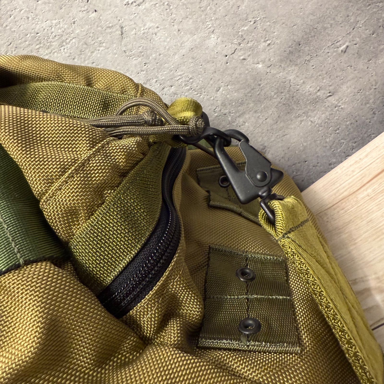 BRIEFING USA製 ボストンバッグ 美品 ミリタリー カーキ ✨BRIEFING TWO WAY CARGO ボストンバッグ USA製✨ 使用感あり