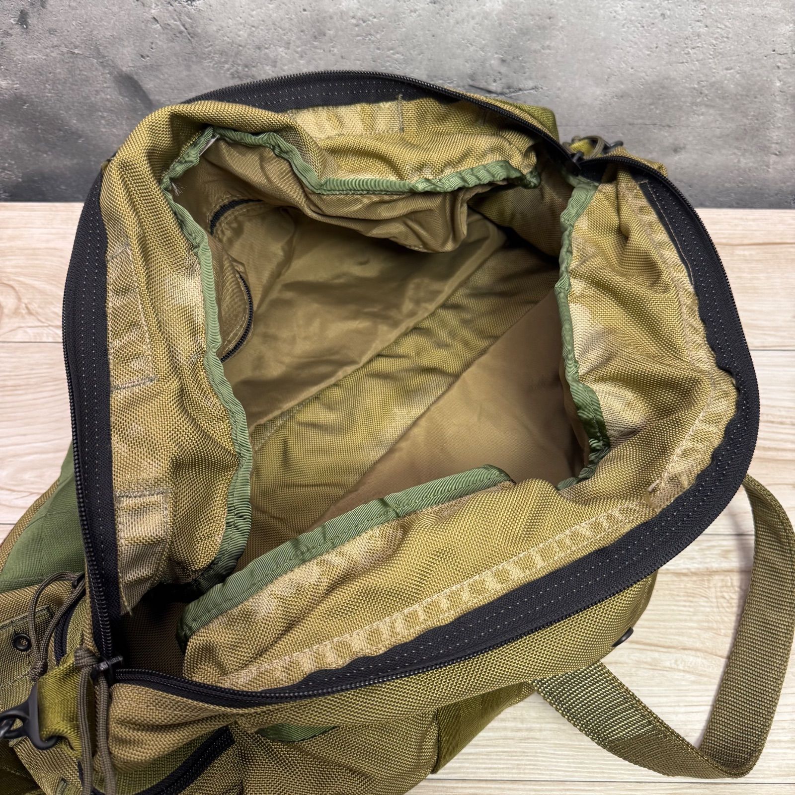 BRIEFING USA製 ボストンバッグ 美品 ミリタリー カーキ ✨BRIEFING TWO WAY CARGO ボストンバッグ USA製✨ 使用感あり