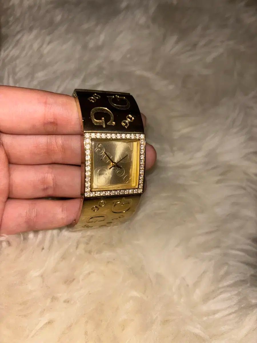 GUESS ヴィンテージ バングル ウォッチ