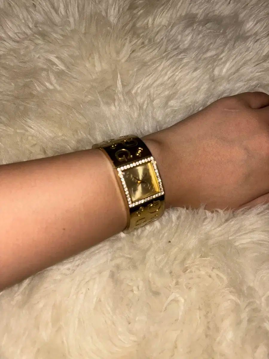  GUESS ヴィンテージ バングル ウォッチ 金属ベルト 時計