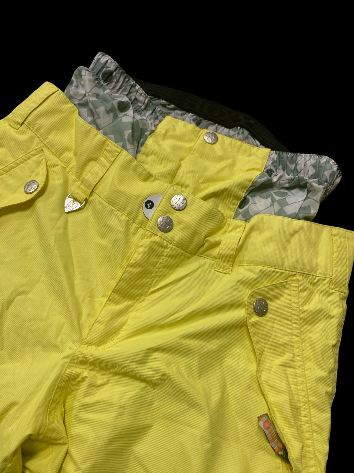 新品未使用 ROXY スノボウェア スキー パンツ 黄色 レディースサイズL