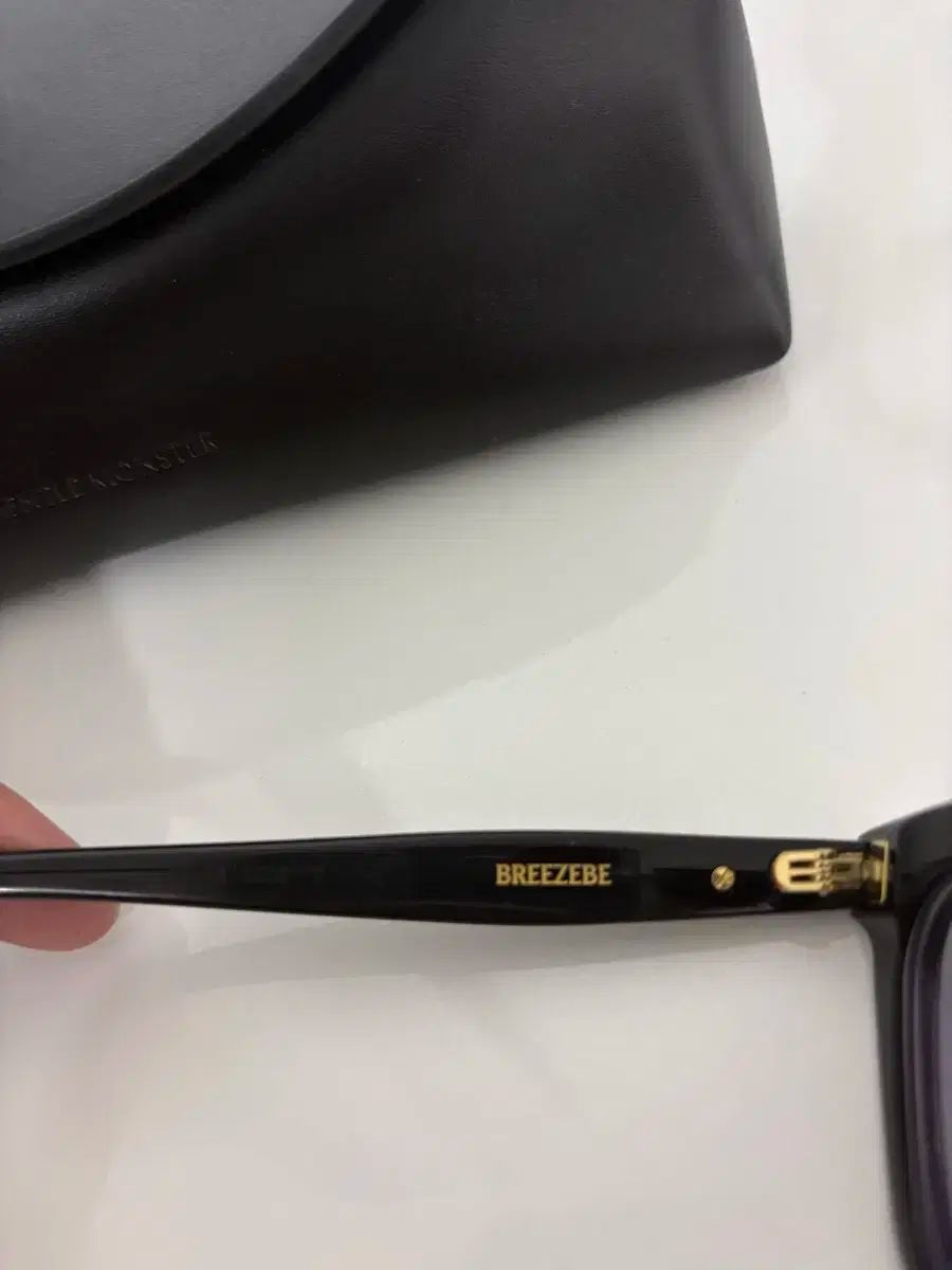  GENTLE MONSTER ジェントルモンスター ブリーズビ サングラス 小物