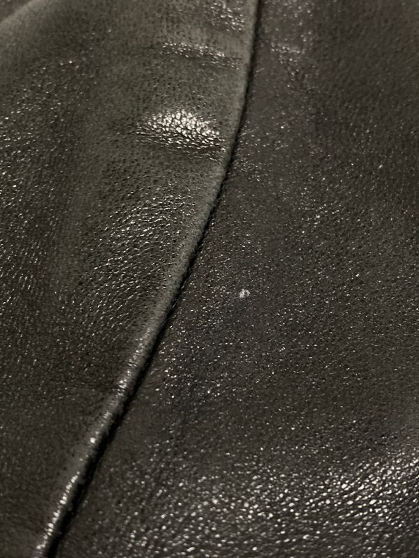 b. アニエスベー