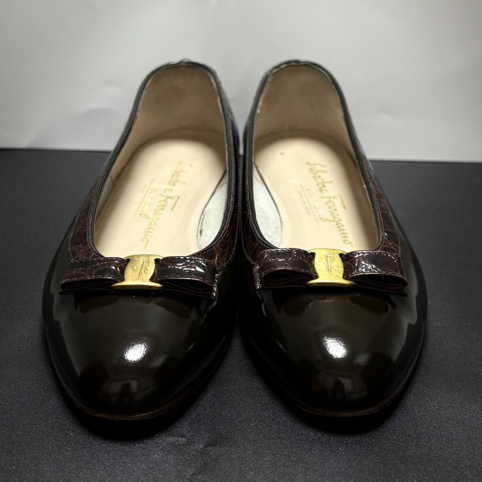 SalvatoreFerragamo サルヴァトーレ フェラガモ パンプス ヴァラ リボン クロコ型押し エナメル プレーントゥ ブラウン 茶色 6 C 23 cm 靴