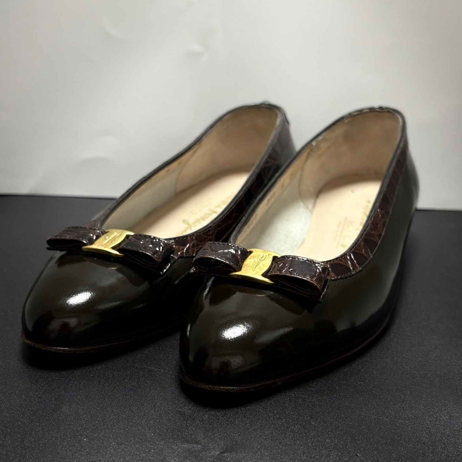 SalvatoreFerragamo サルヴァトーレ フェラガモ パンプス ヴァラ リボン クロコ型押し エナメル プレーントゥ ブラウン 茶色 6 C 23 cm 靴