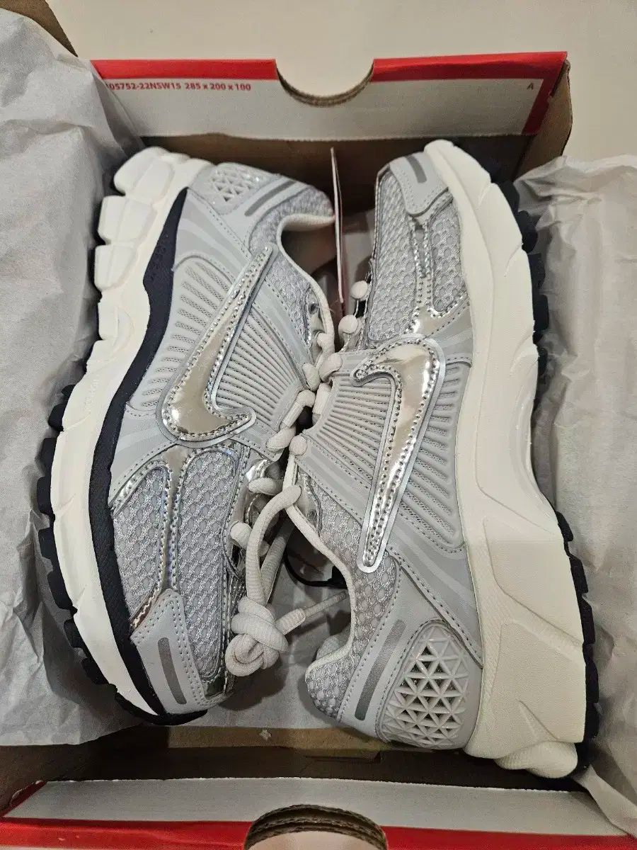 ナイキ ズーム ボメロ5 240 フォトンダスト シルバー