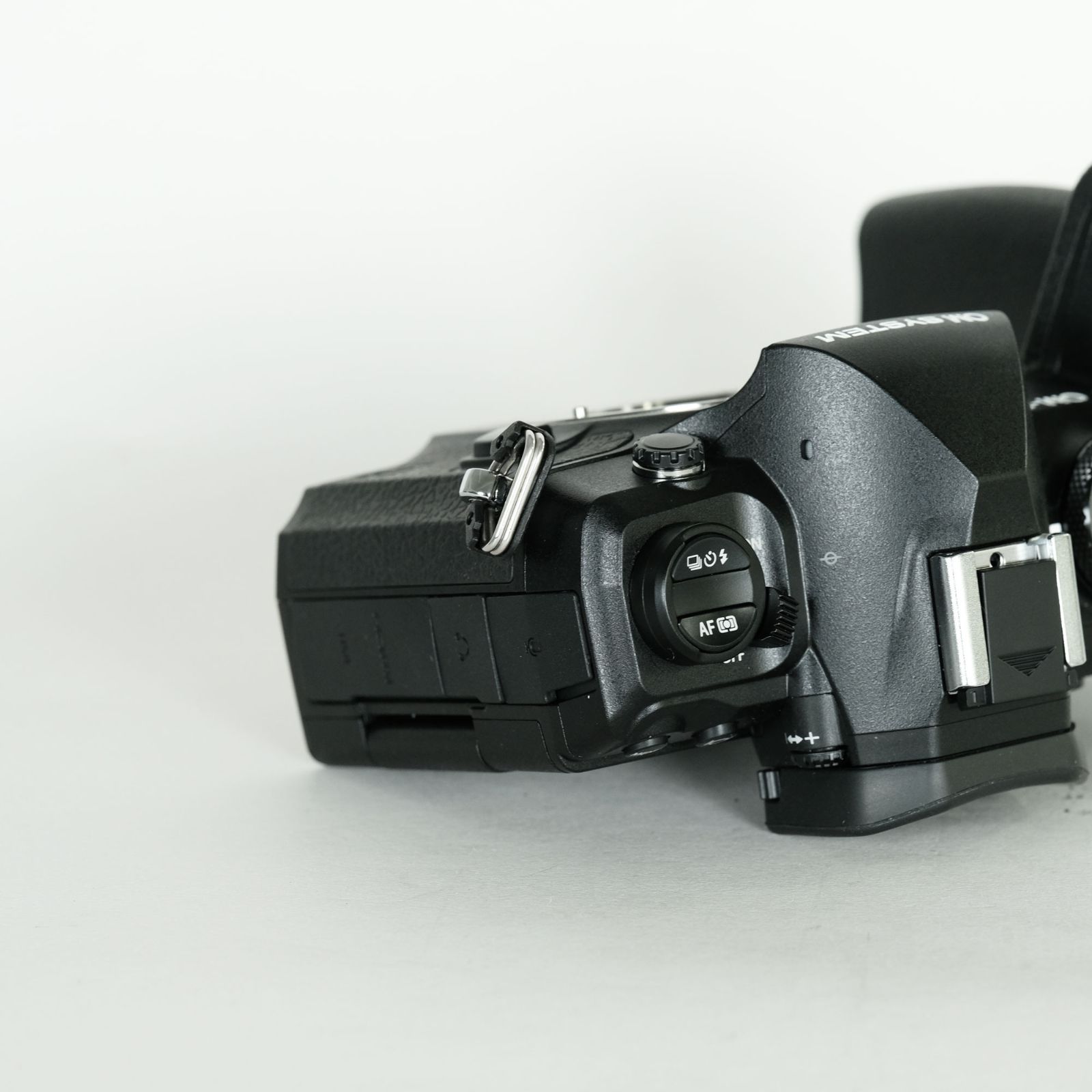 人気アイテムお得に購入！ シャッター数386回｜バッテリー2個 デュアルチャージャー付 OM SYSTEM OM-1 Mark II ボディ ミラーレス一眼カメラ 数回使用