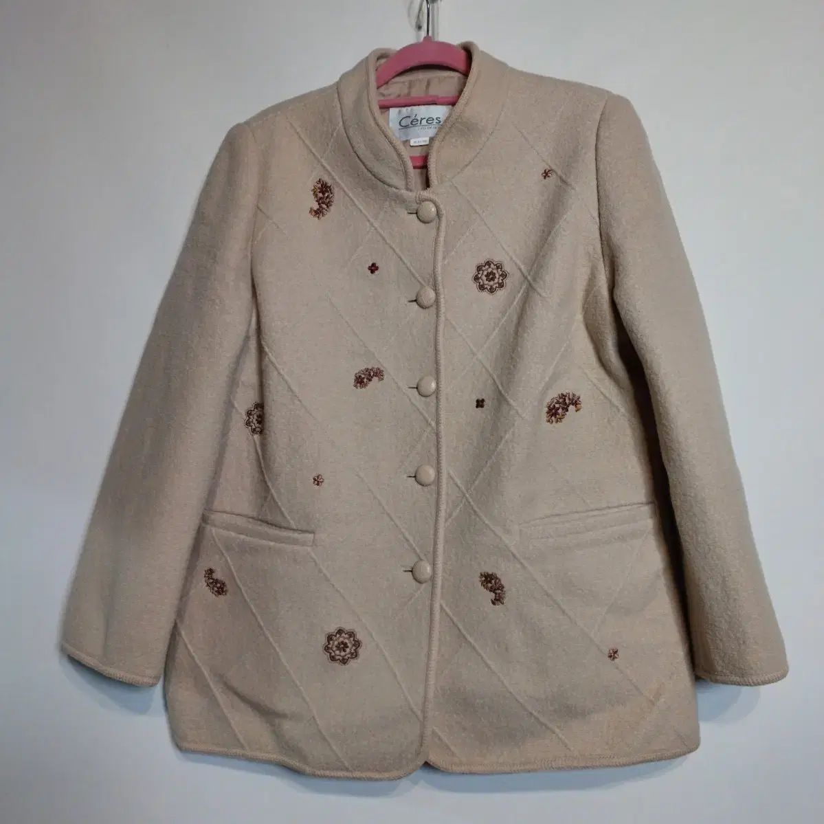 ベージュ色 ジャケット 刺繍 ディテール90 95 サイズ 冬 511192