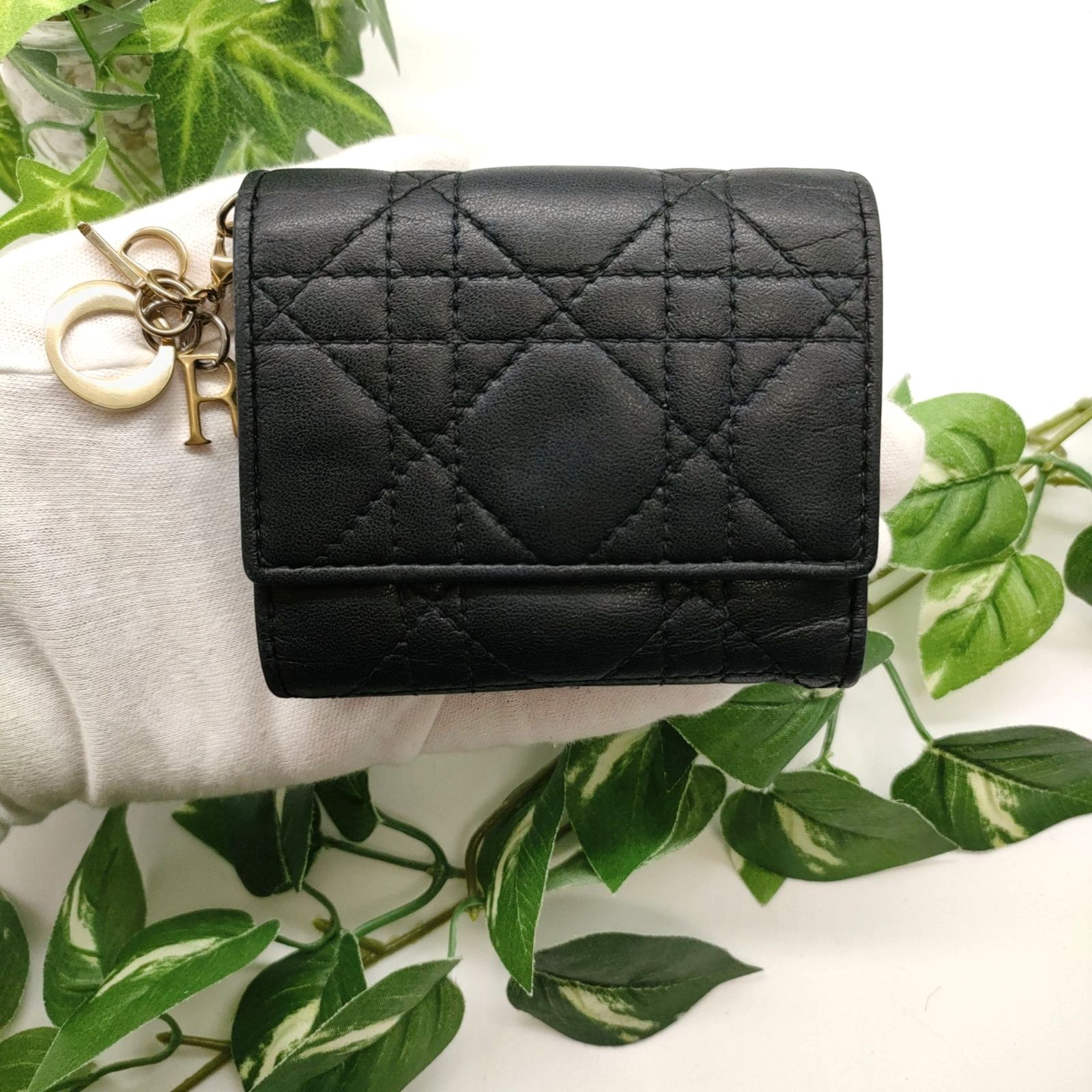 【美品】ディオール 三つ折り財布 カナージュ チャーム ラムレザー ゴールド メルカリShops ディオール 三つ折り財布 ロータスウォレット