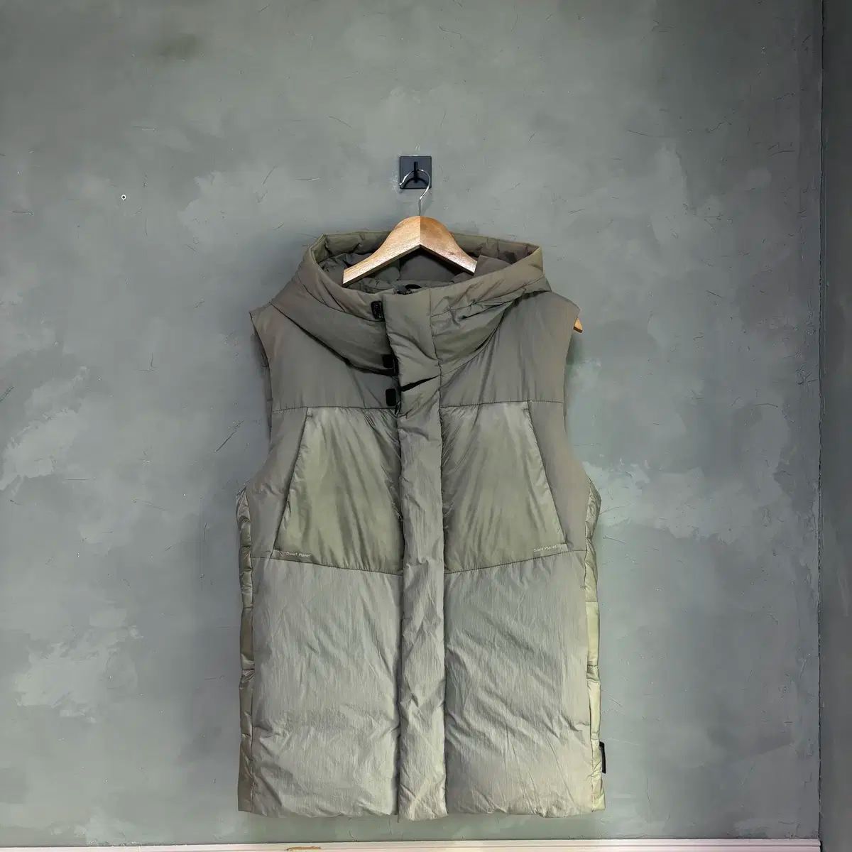 ナショナルジオグラフィック イルンド ダック ダウン ベスト カーキ