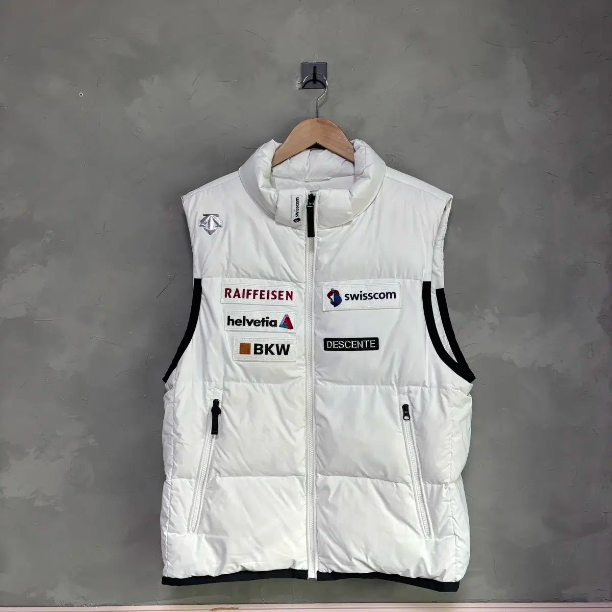 デサント アウディ ダック ダウン ベスト 白