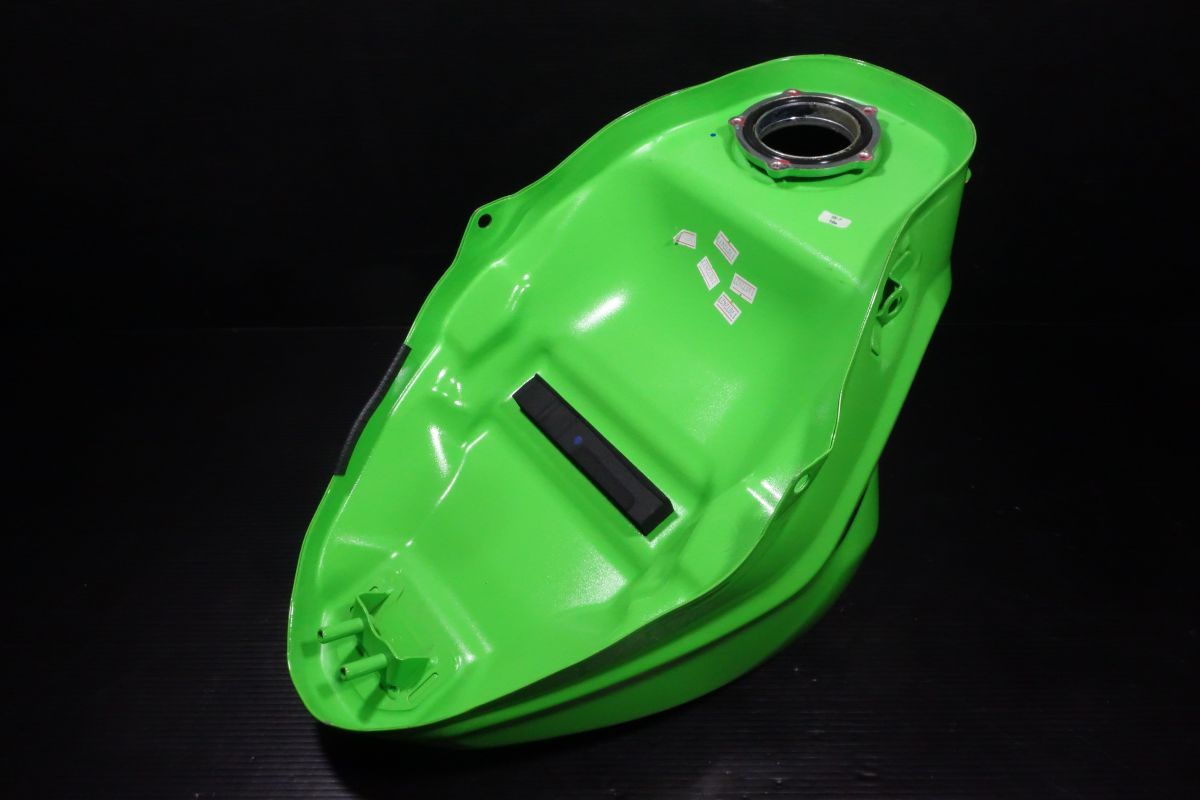 ZX-4RR タンク 51093-5400 zx4r 別棚 R7 5/29