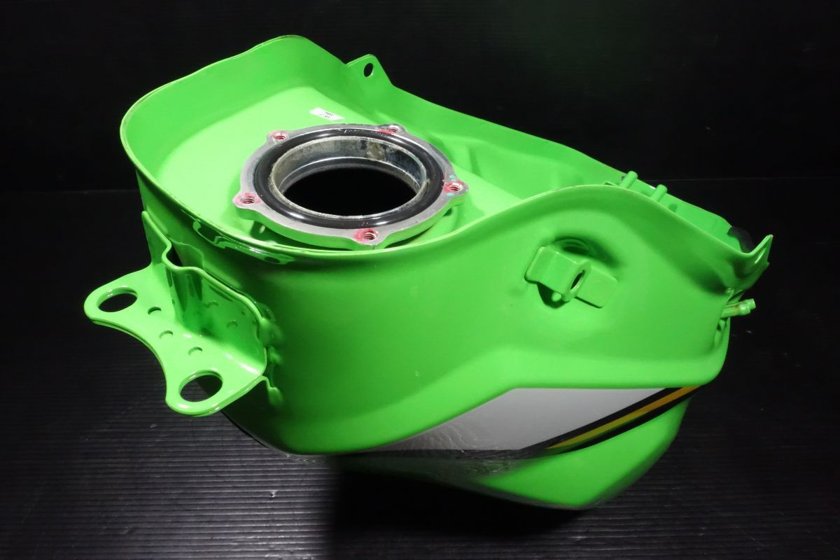 ZX-4RR タンク 51093-5400 zx4r 別棚 R7 5/29