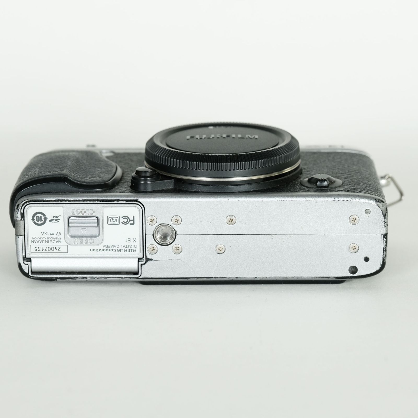 富士フイルム X-E1 ミラーレスカメラ シルバー　ジャンク ジャンク品] FUJIFILM X-E1 シルバー | ミラーレス一眼カメラ - メルカリ