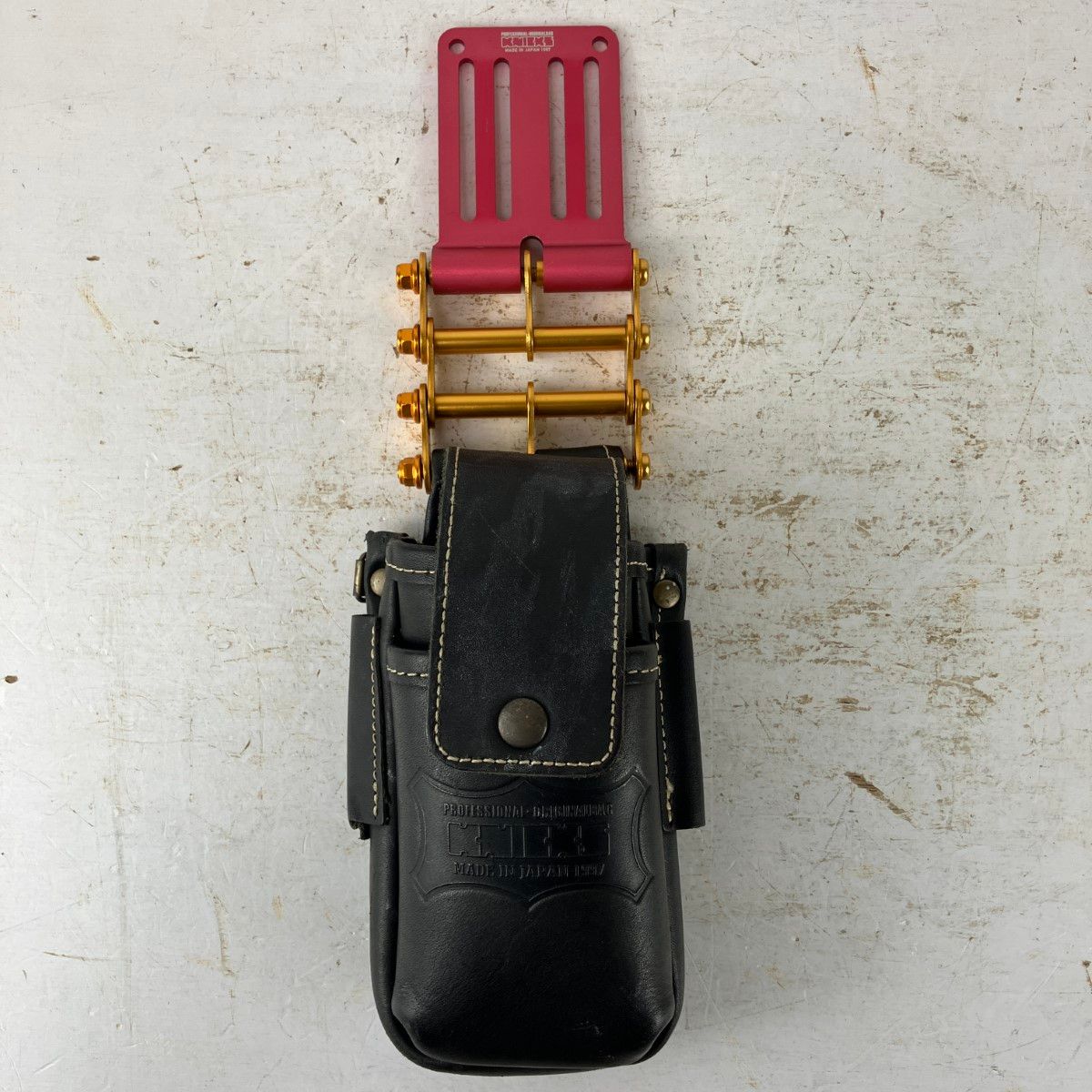 ЗЗKNICKS 蓋付き総ヌメ革 小物腰袋 チェーン金具 ベルトループ付 KBS-201DSDXF ブラック