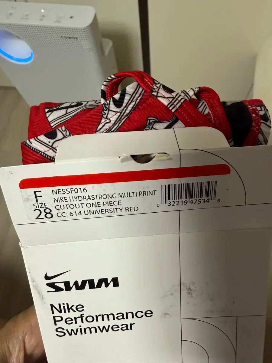 ナイキ カットアウト 28 レッド スニーカー