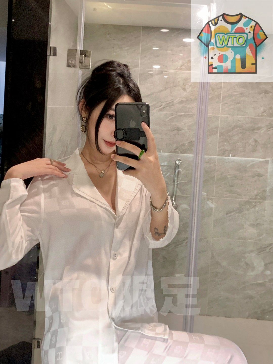 これは CHANEL シャネル の新モデルのパジャマです 原 質で 女性用の 2 ピースセットで 長袖と長パンツの です 大変 の商品で クラシックなダブル C と椿のデザインが特徴です