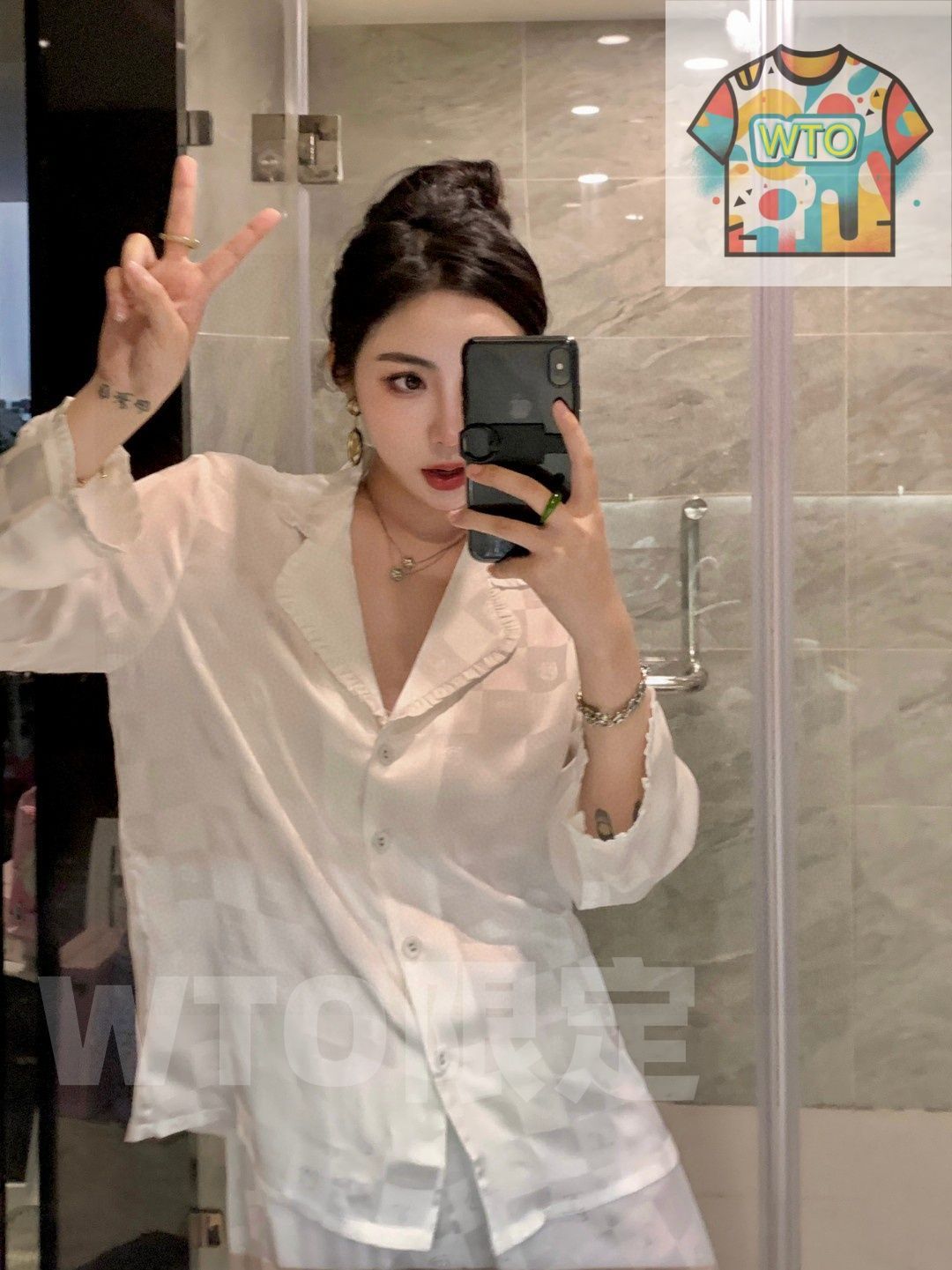 これは CHANEL シャネル の新モデルのパジャマです 原単品質で 女性用の 2 ピースセットで 長袖と長パンツの です 大変おすすめの商品で クラシックなダブル C と椿のデザインが特徴です