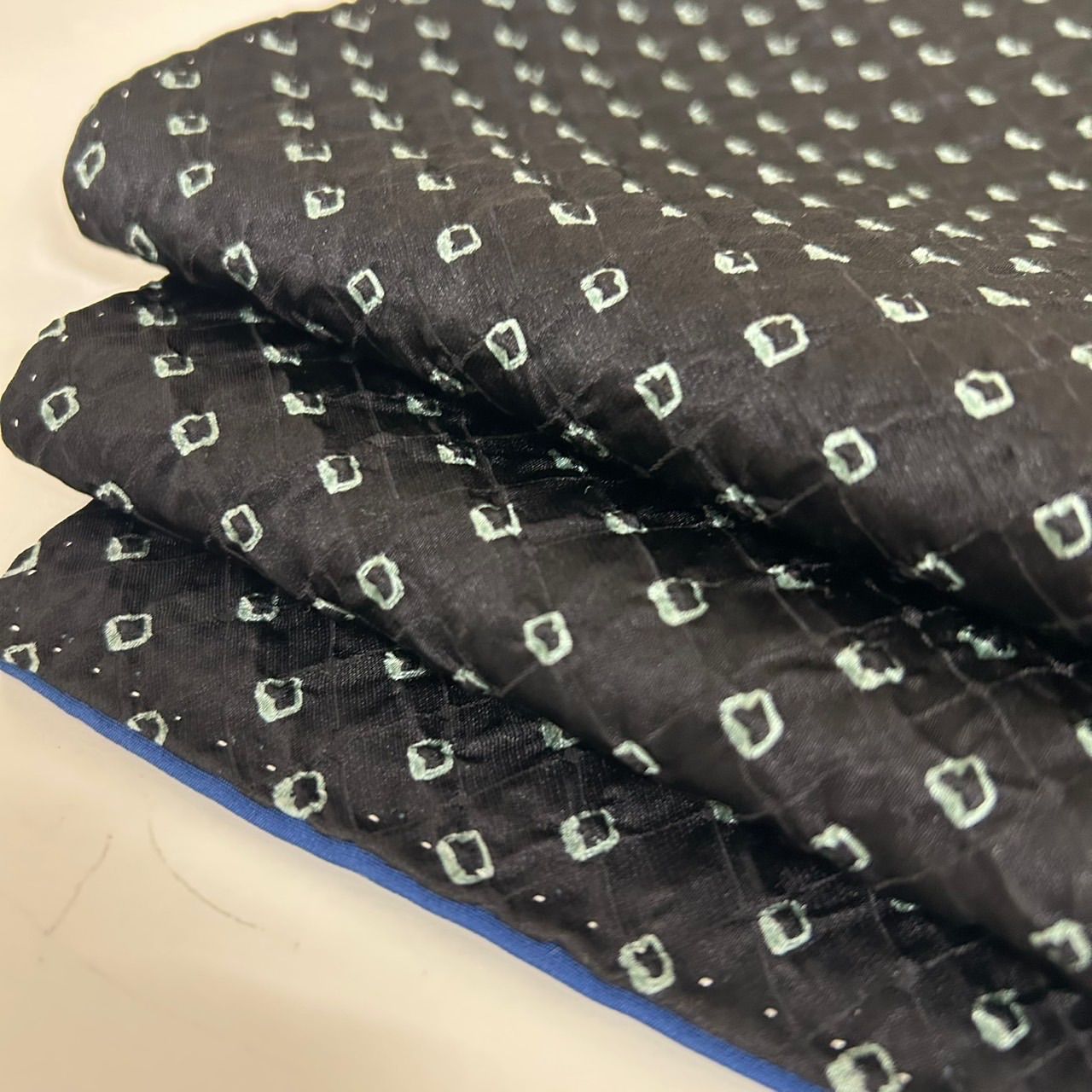 小紋 総絞り 黒地に絞り染め 裄65 正絹 着物 MK-1054 - メルカリ