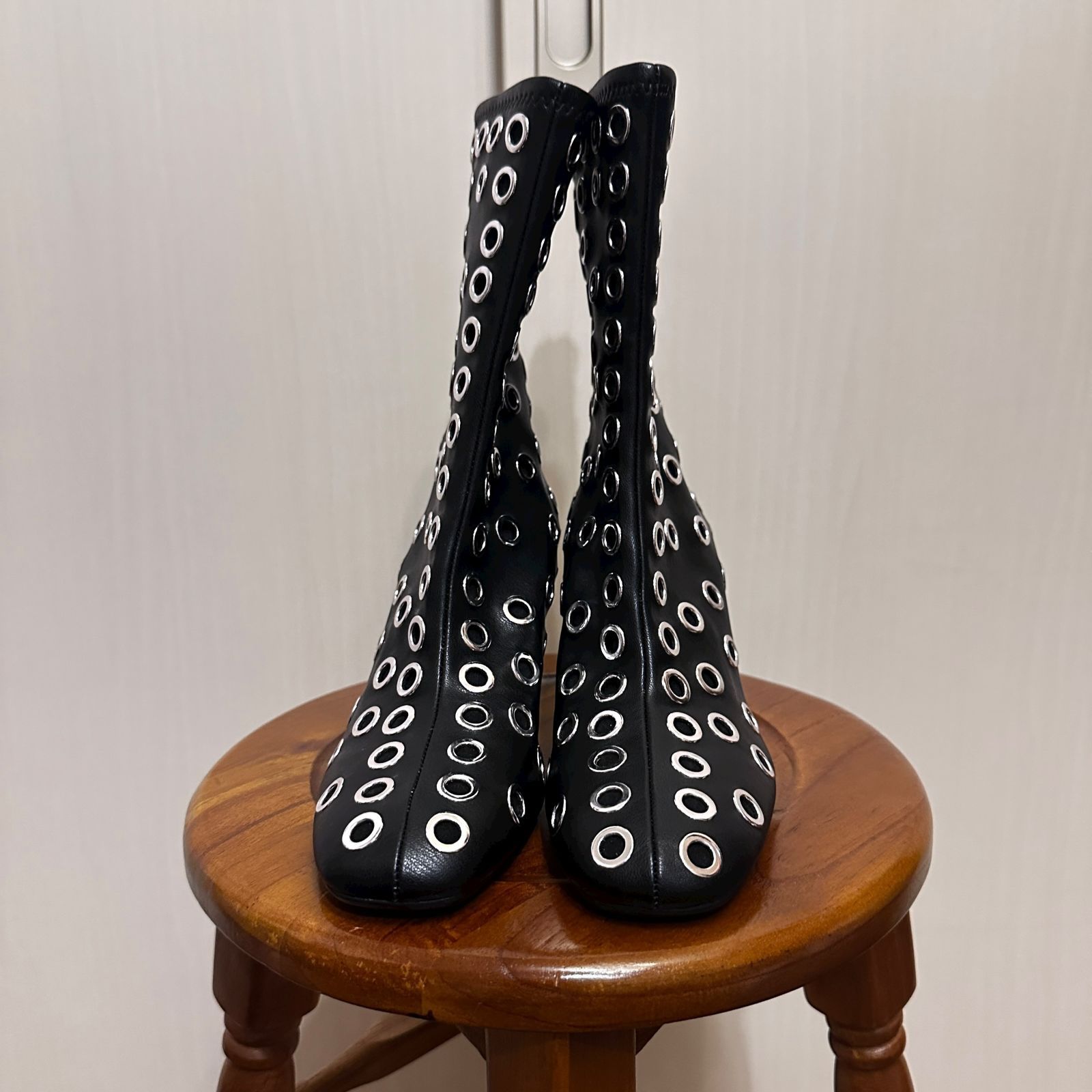 ZARA メタルアイレットヒールショートブーツ 黒 サイズ37 sh 153