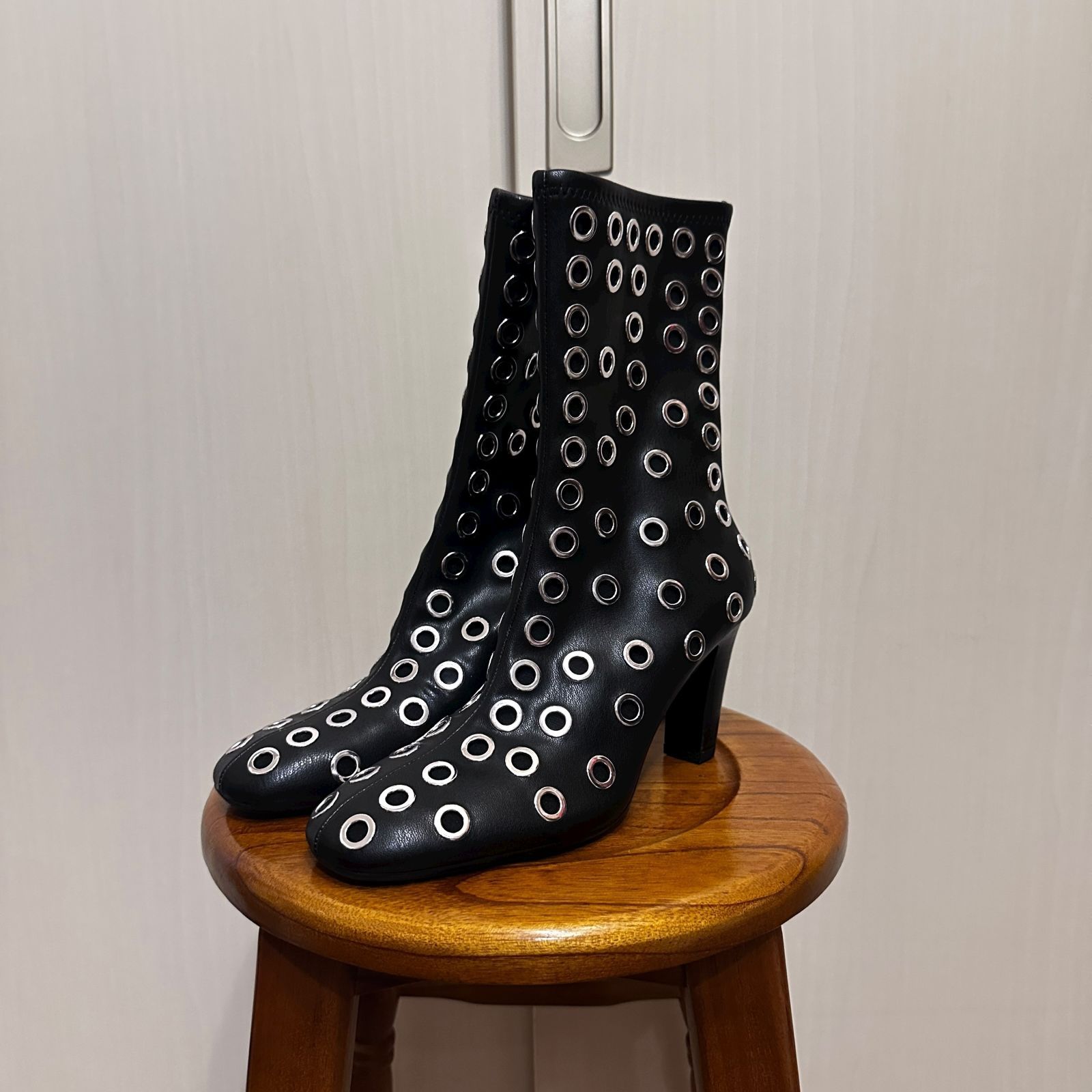 ZARA メタルアイレットヒールショートブーツ 黒 サイズ37 sh 153