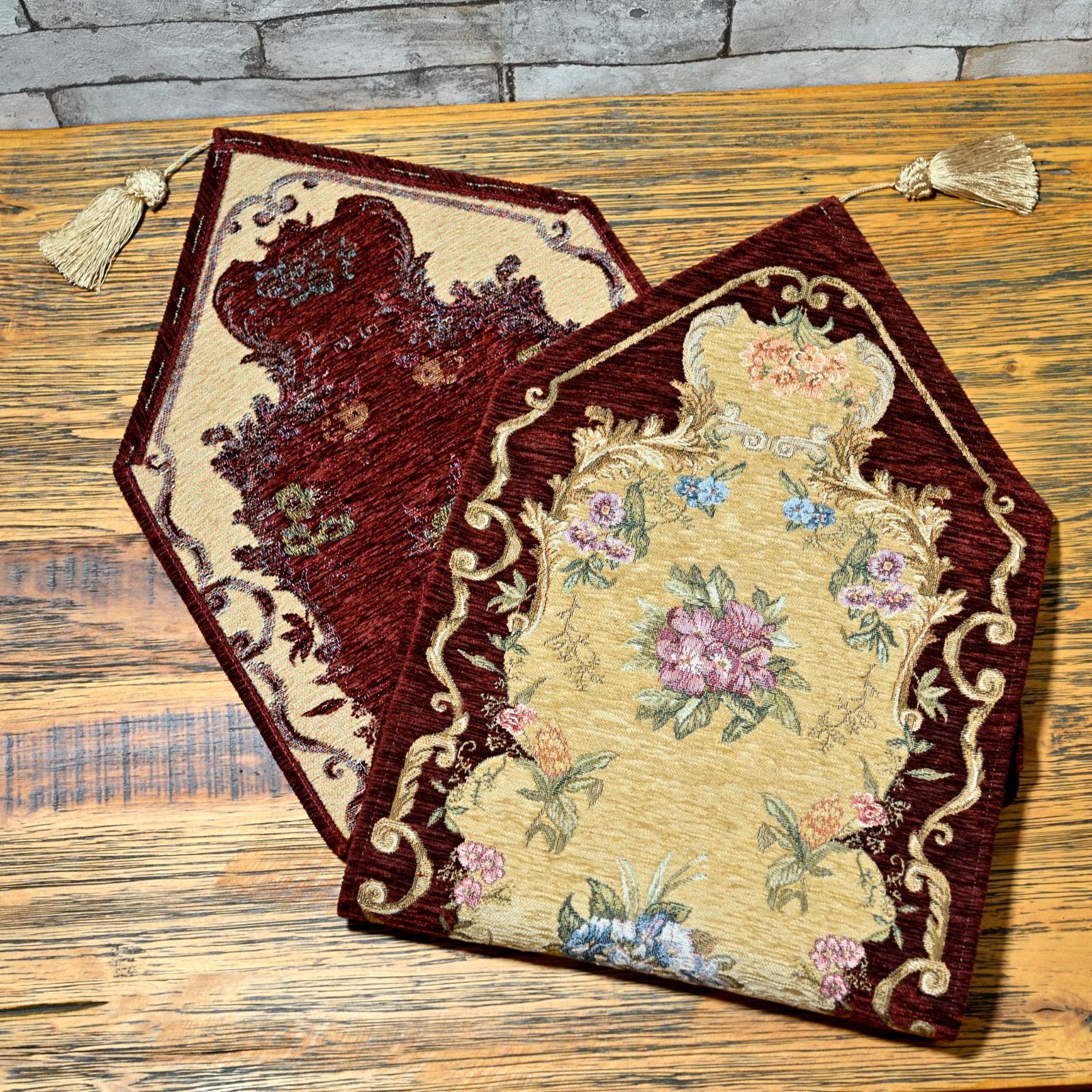 ベルギー製 ゴブラン織り タッセル付きテーブルセンターマット RACHEL レッド 幅32.5×長さ172 cm