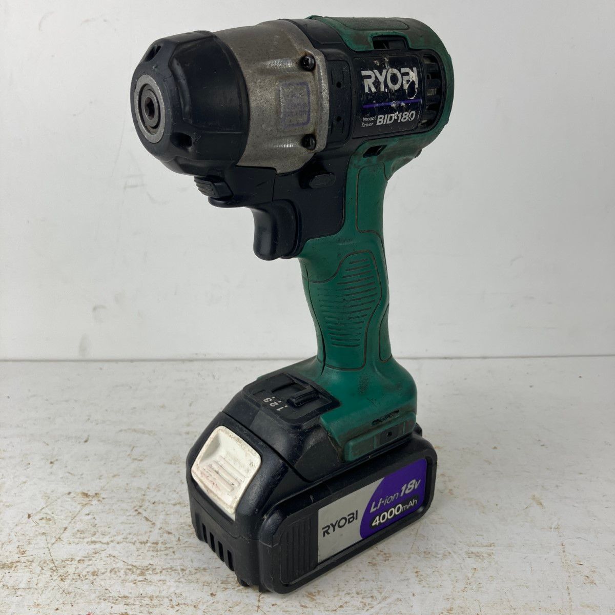 ЗЗRYOBI リョービ 18v インパクトドライバ バッテリーx2 充電器 ケース付 BID-180 グリーン