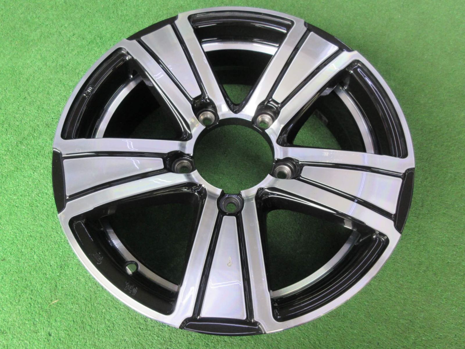 35 目立った傷も無く程度良好です